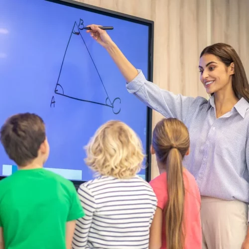pizarras y pantallas para aulas digitales
